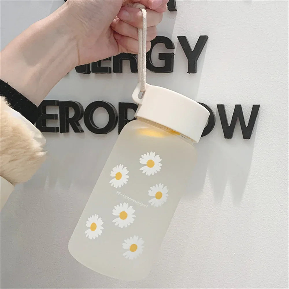 Small Daisy Frosted Plastic Mug, Portable Transparent Travel Tea Cup, Cute BPA-Free Water Bottle for Outdoor Use