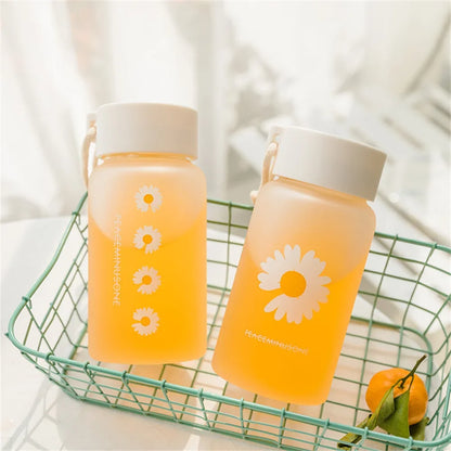 Small Daisy Frosted Plastic Mug, Portable Transparent Travel Tea Cup, Cute BPA-Free Water Bottle for Outdoor Use